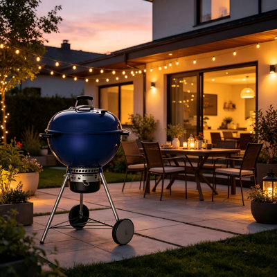 Barbecue au charbon en émail bleu foncé de 22 pouces avec support de couvercle caché et système de nettoyage à une touche.