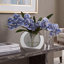 Composition florale d'orchidées dans un vase miroir-97821181