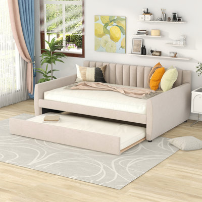 Lit double avec lit gigogne et sommier à lattes en bois, beige, confortable pour toute la famille, design élégant pour une chambre à coucher rénovée.