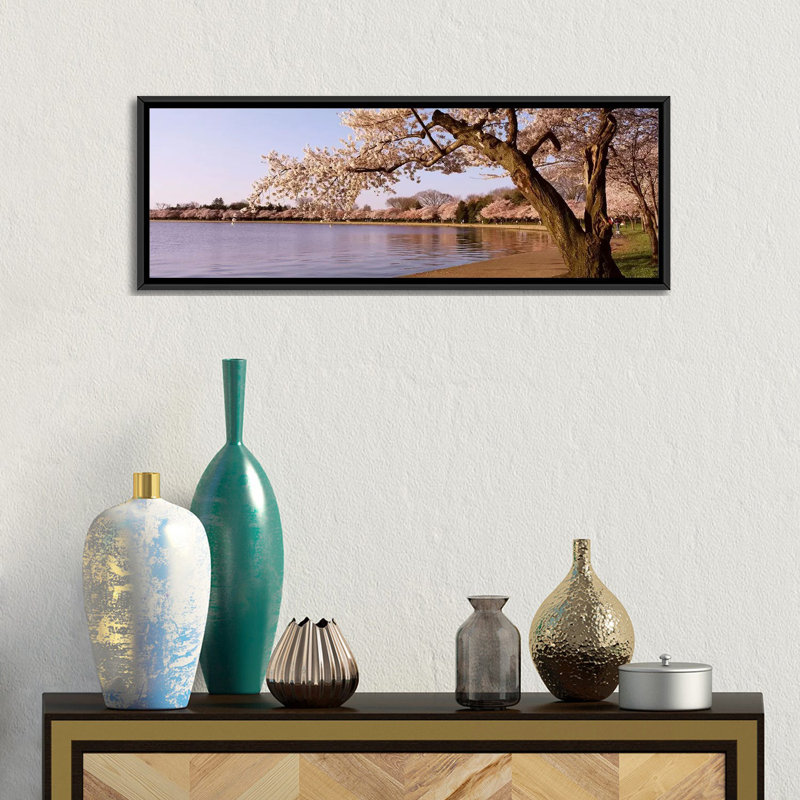 «Cherry Blossom Tree Long a Lake, Potomac Park, Washington, DC», reproduction de photo sur toile, Cadre noir