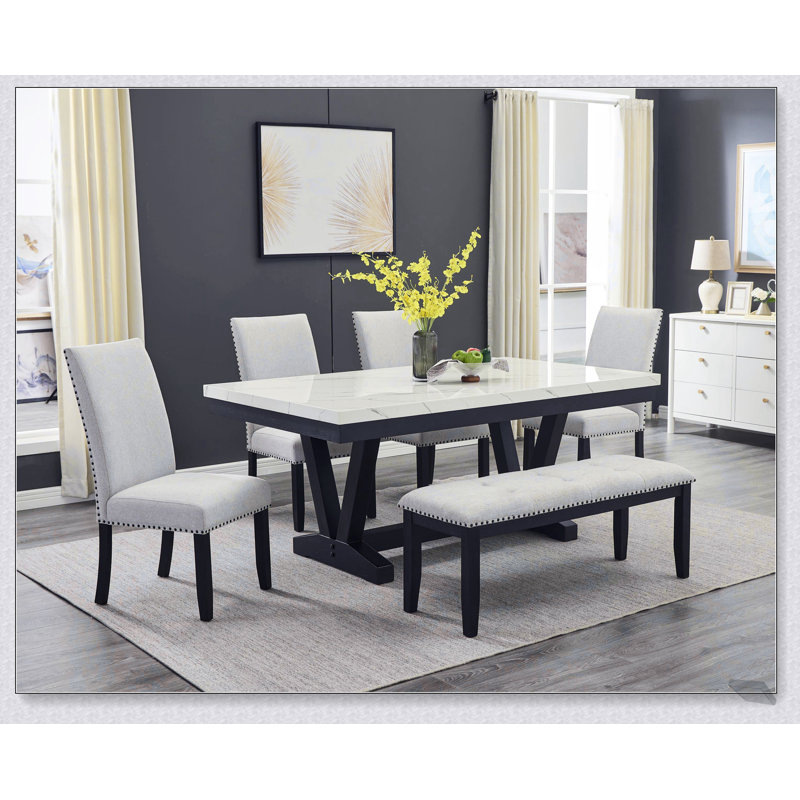 Chaises d'appoint modernes au fini gris clair avec revêtement à dossier complet et garniture cloutée pour un décor de salle à manger élégant