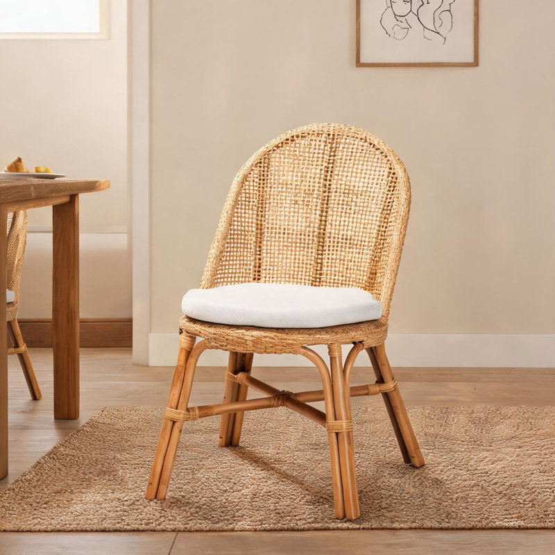 Chaise d'appoint bohémienne en rotin miel avec coussin rembourré et base entrecroisée pour salle à manger