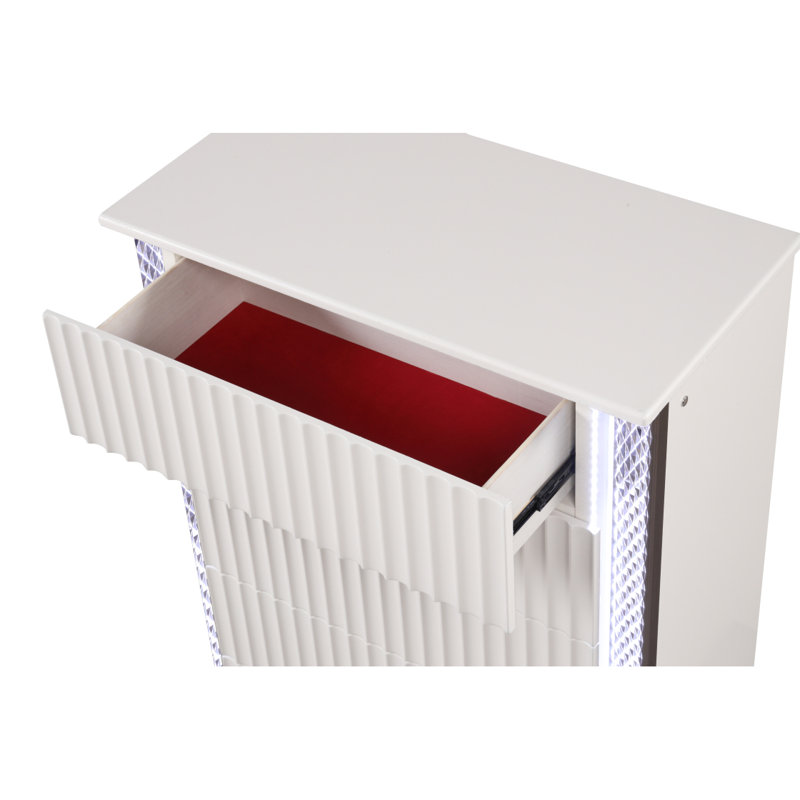 Commode à 5 tiroirs de style contemporain Fabio fabriquée avec des accents latéraux à motif de losanges avec éclairage à DEL et bois au fini blanc (inventaire CA)