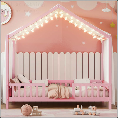 Lit simple au sol avec auvent et structure en forme de maison Montessori