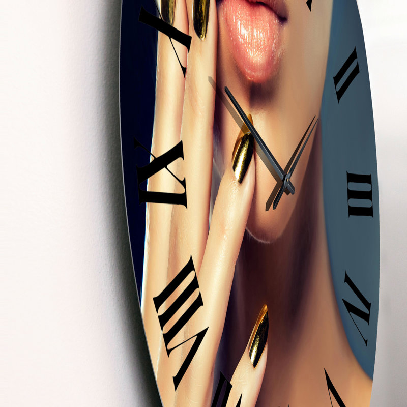 Modèle féminin avec maquillage doré et clous noirs - Horloge murale glamour, Moyen