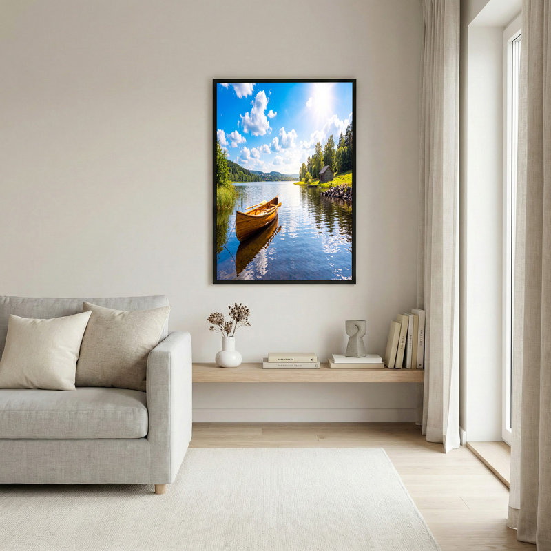 Toile en bois sur un lac calme avec des arbres verts et un hangar à bateaux, 20"H x 30"W