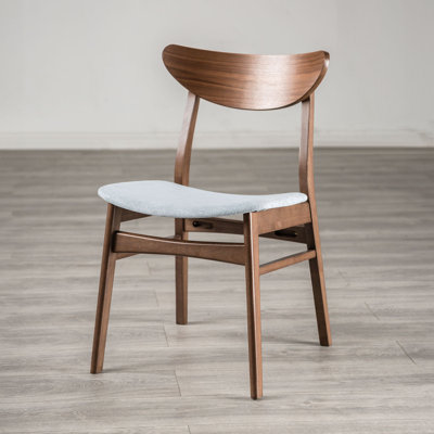 Chaise d'appoint Mid-Century moderne avec pieds angulaires et siège rembourré à dossier courbé avec finition en noyer et gris clair