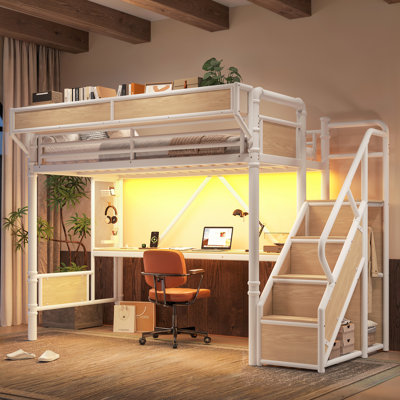 Lit mezzanine simple en métal de style industriel avec bureau intégré, prise de courant, bande à DEL, panneau perforé, paniers de rangement et escalier avec garde-robe, cadre de lit mezzanine blanc