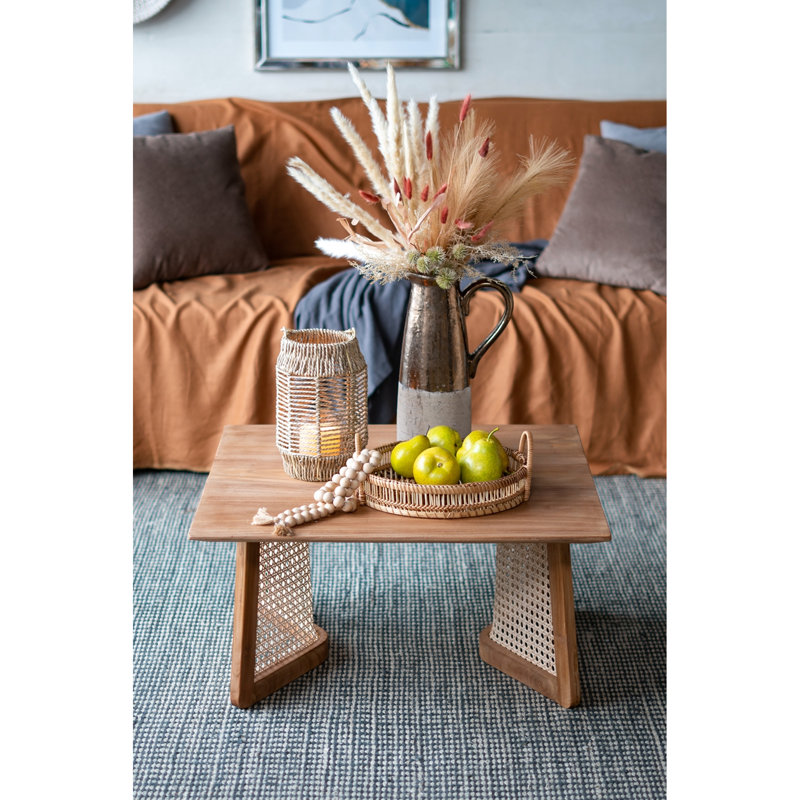 Table basse et table de salon en bois massif de style classique. Dimensions : 70 x 70 x 35 cm.