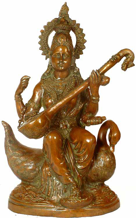 Grande déesse Saraswati assise sur un cygne