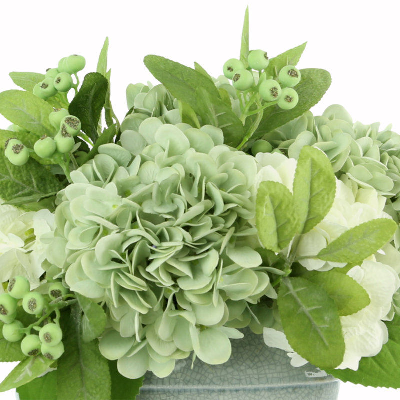 Arrangement floral d'hortensias avec baies