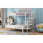 Lit superposé simple au-dessus d'un lit double en métal avec escalier de rangement et garde-robe ouverte-990821493
