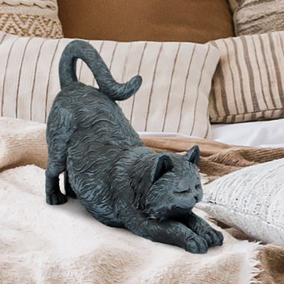 Statue de chat ludique qui s'étend