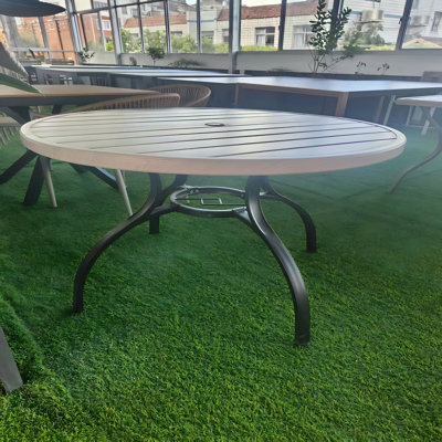 Table de patio ronde à lattes en faux bois 47 po avec trou pour parasol, plateau en grain de bois réaliste + pieds en fer noir mat de haute qualité, table de salle à manger d'extérieur résistante à la rouille pour balcon de patio