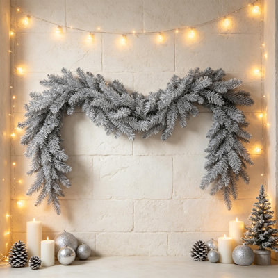 Guirlande de Noël artificielle de 2,74 m avec paillettes et 200 embouts réalistes en PVC floqué pour foyer, escalier, foyer et porte d'entrée