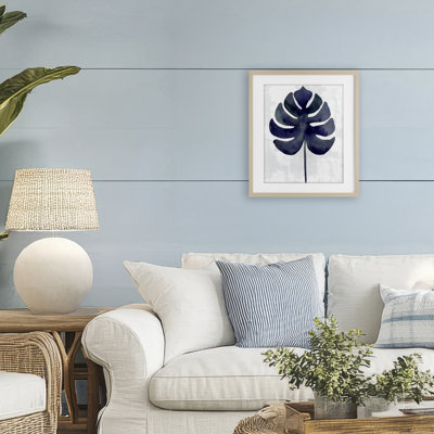 «Blue Monstera Leaf», reproduction encadrée sous verre, conception par Christie Adams