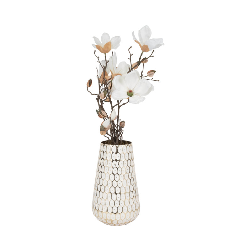 Vase en fer moderne avec surface texturée géométrique et silhouette fuselée élégante pour un décor décoratif chic dans un décor contemporain ou d'inspiration industrielle