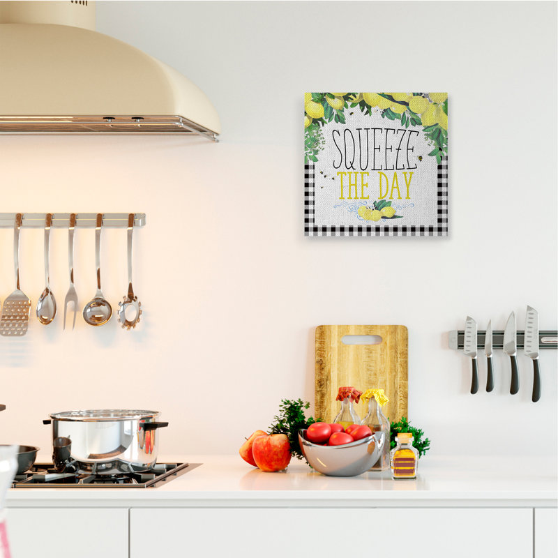 «Squeeze the Day Kitchen Humor Plaid Word Design» par The Saturne Post, reproduction d'art textuel, Toile tendue