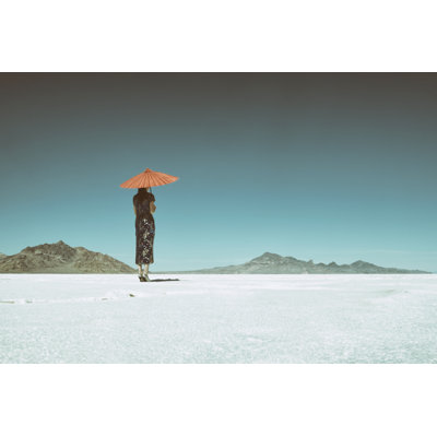 Asian Woman on Salt Flats par Richlegg