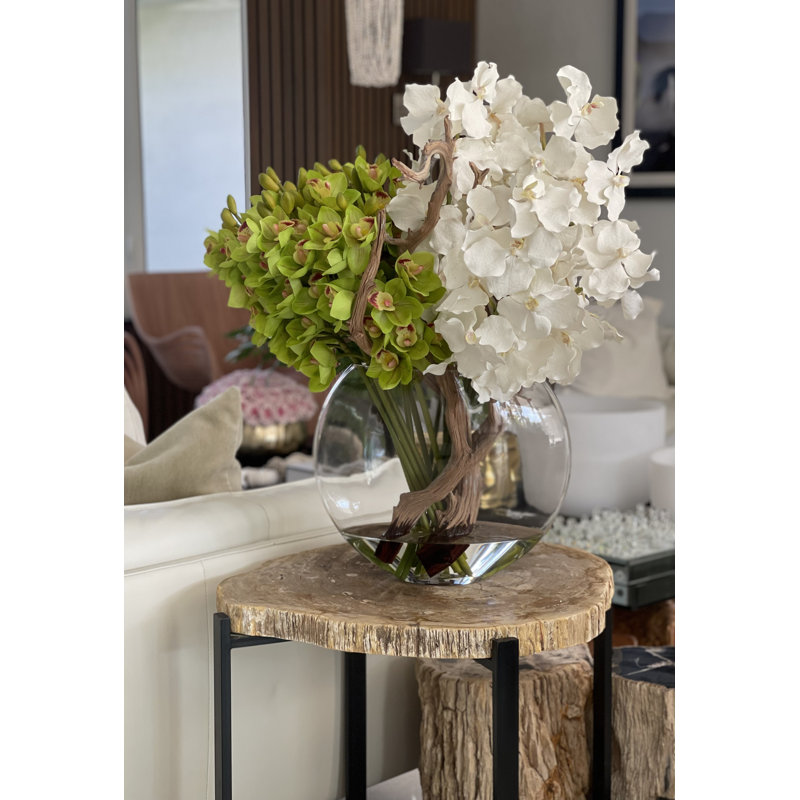 Vandas et cymbidiums dans un vase
