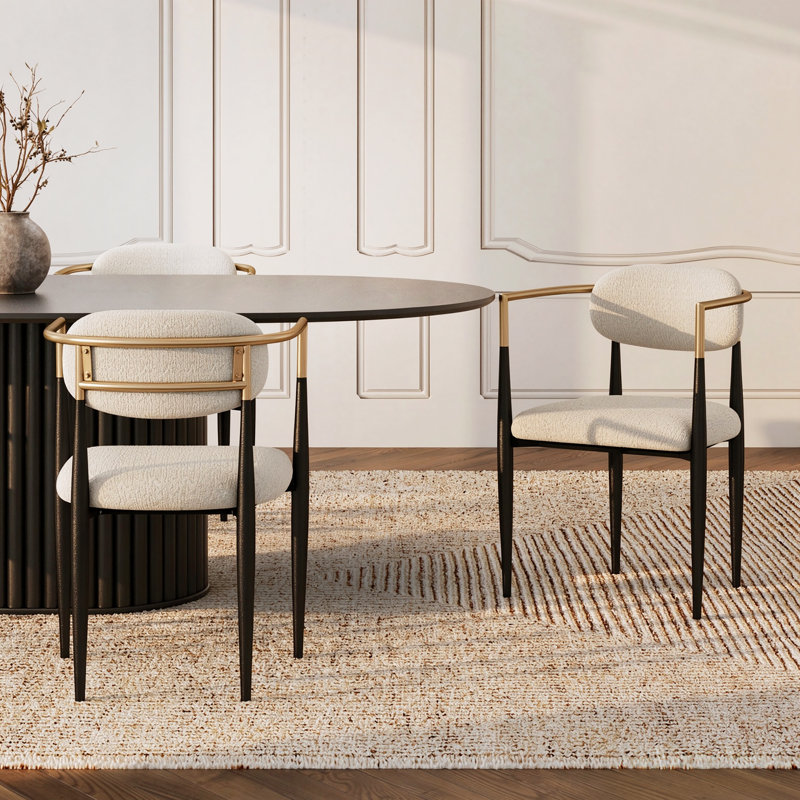 Ensemble de 2 chaises de salle à manger modernes Elara, avec accoudoirs et revêtement en boucle beige.