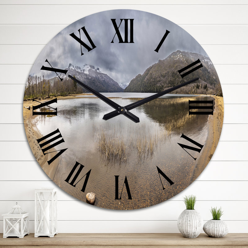 Lac parmi les montagnes d'automne de la Patagonie - Horloge murale traditionnelle, Moyen