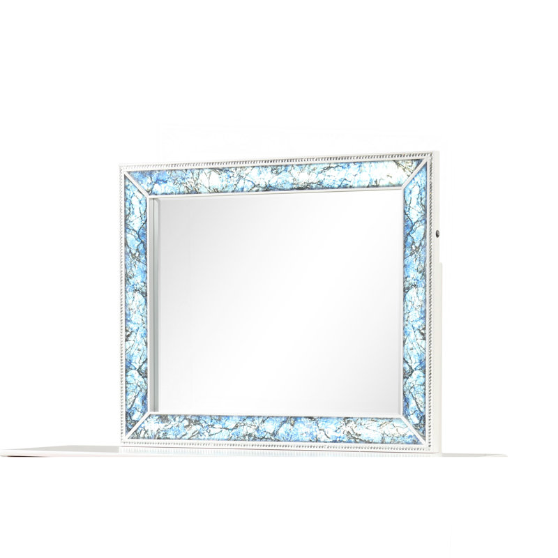 Miroir de style moderne fait de bois et d'accents de cristal en blanc