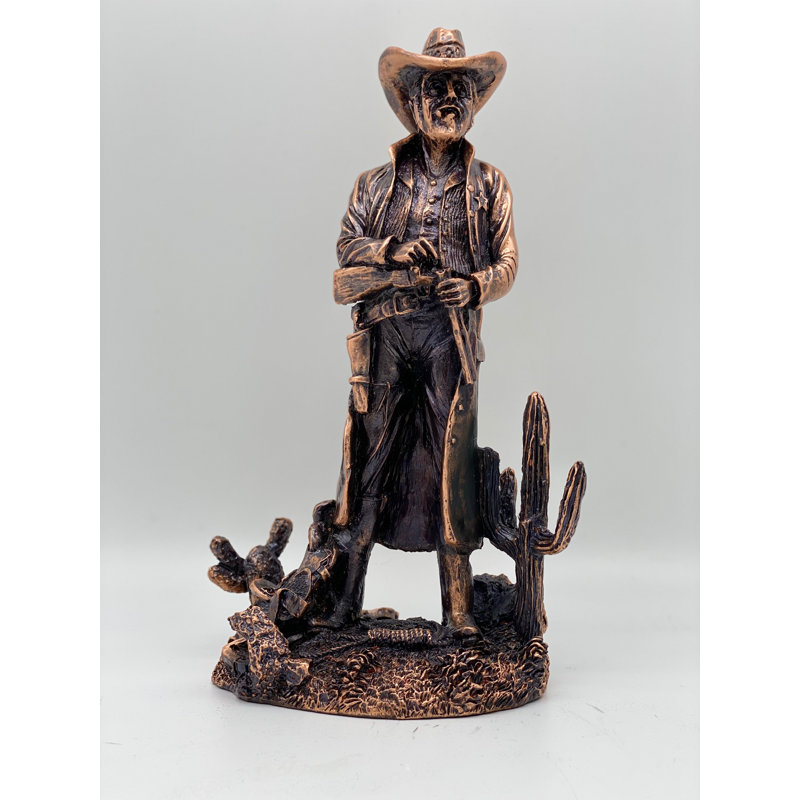 Cowboy Folkeste debout avec cactus