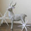 Figurine de Noël cerf sur pied 10,5 po gris et argent