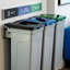 Poubelles murales et de recyclage Sturdy Essentials Rise Capacité totale de 45 gallons: recyclage mixte, matières organiques, déchets - conforme à la norme NYC - triple tri gris