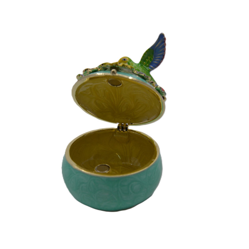Colibri orné de bijoux sur boîte à bijoux avec émail de cristaux autrichiens