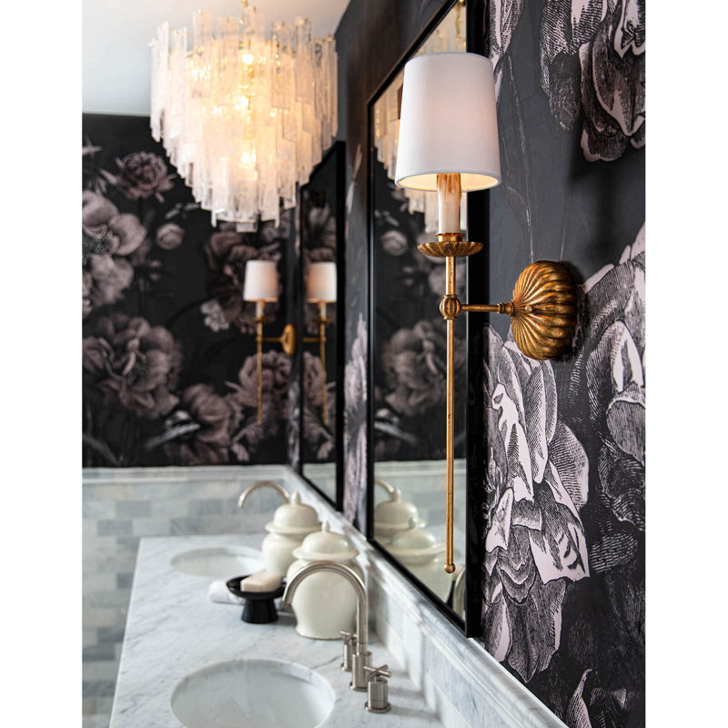 Clove 1 - Light Wallchiere
