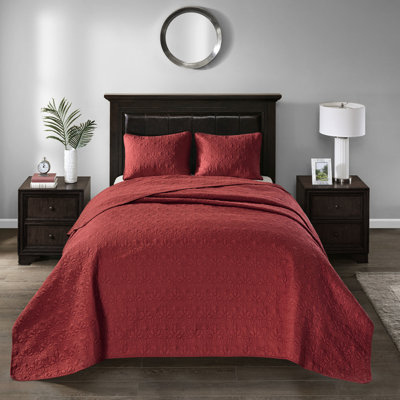 Red Reversible King Bedspread - Cotton Blend Filling Classic Quilting 2 Shams Coating For Cleanliness Size Soft Interior Stylish Protection A Relaxing Bedroom