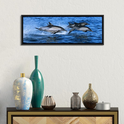 «Common Dolphins Breaching in the Sea», reproduction de photo sur toile