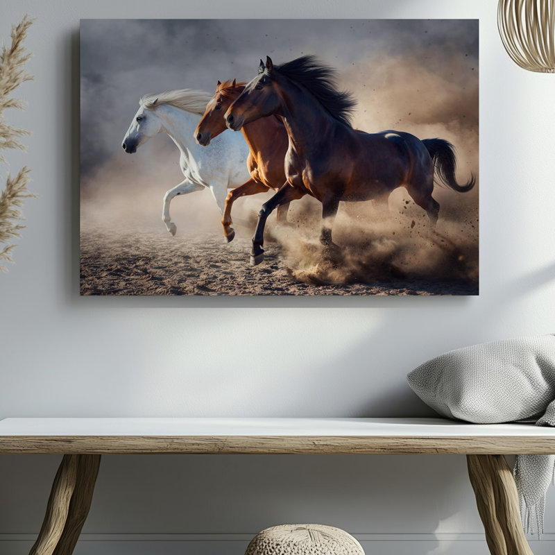 Toile dans un tableau dynamique "Three Horses Burst Into Motion with Wall Art", un étalon blanc frappant menant la charge, sa crinière qui coule, art mural