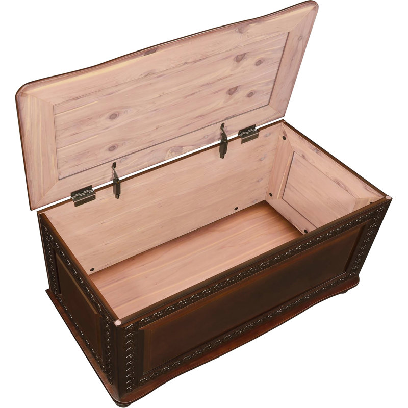 Commode à tabac profonde ornée avec un grand espace intérieur et des accents élégants