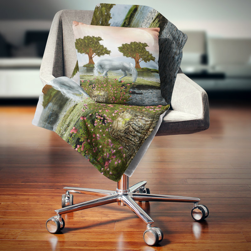 Coussin White Horse et arbres verts - paysage imprimé, 18 po x 18 po