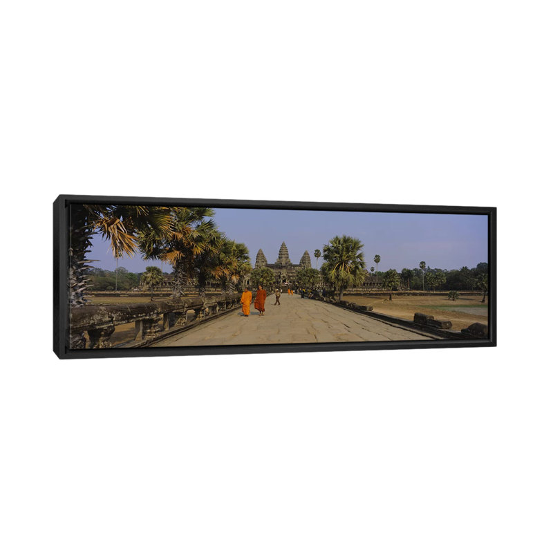 «Panoramic Two Monks Walking devant an Old Temple, Angkor Wat, Koh Reap, Cambodge» par Panoramic Images, reproduction de photo sur toile giclée