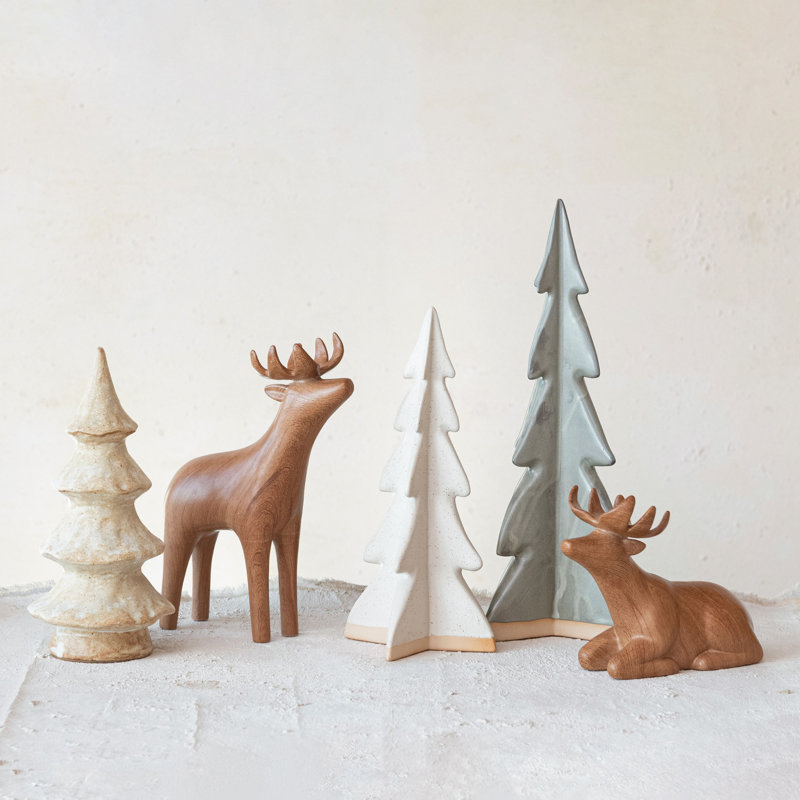 Cerf couché en grès avec finition en bois