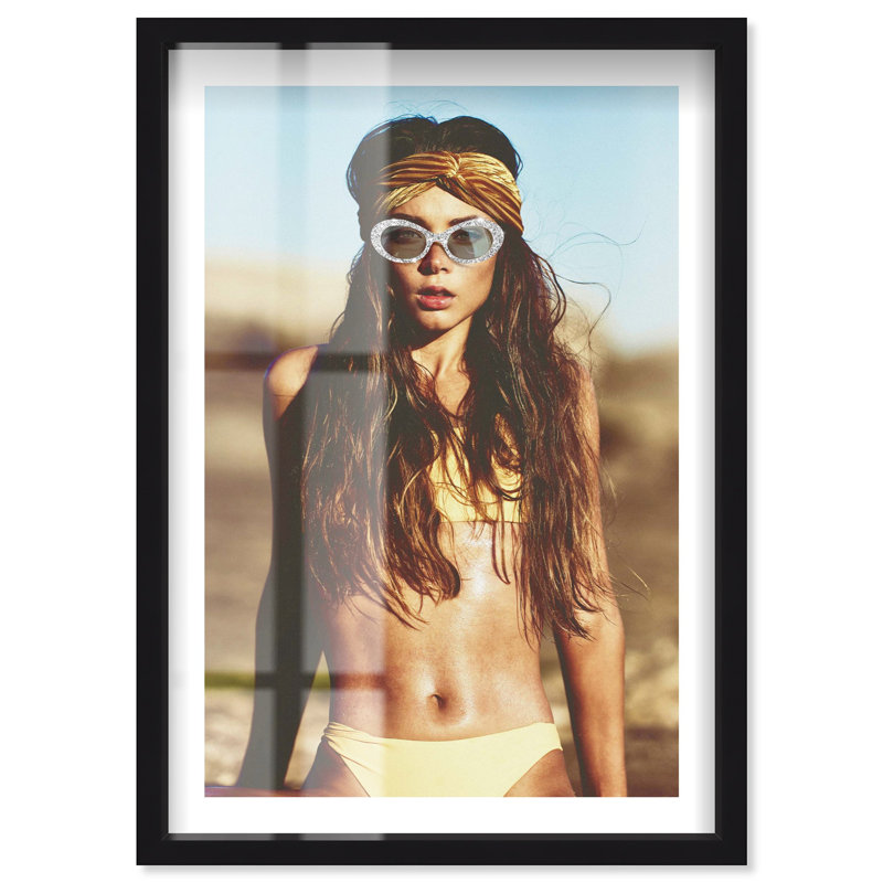 «Sunshine Babe Shadowbox Print» par Notoriart, Noir, H 16 po x l 11 po