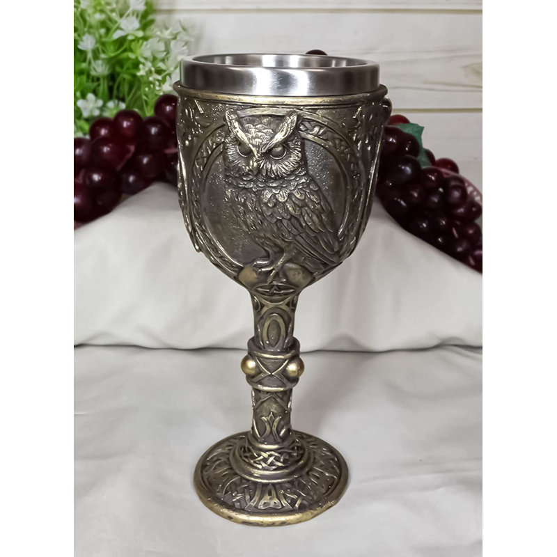 Wicca, sagesse des bois, grand-duc d'Amérique, perché sur un verre à vin Pentagram