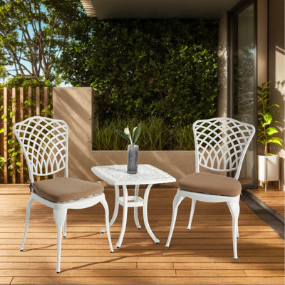 Ensemble bistro 3 pièces de mobilier de patio en fonte d'aluminium antirouille 2 chaises et 1 table ronde pour l'extérieur, jardin, patio, balcon, avec coussin blanc