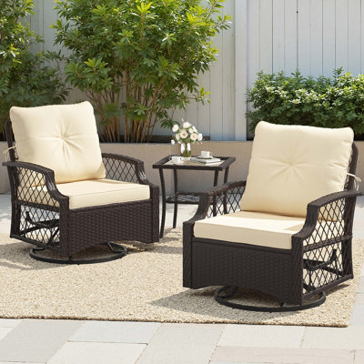 Ensemble bistro 3 pièces pour l'extérieur avec chaises pivotantes, sièges rembourrés et table d'appoint compacte pour se détendre dans le porche ou dans la cour.