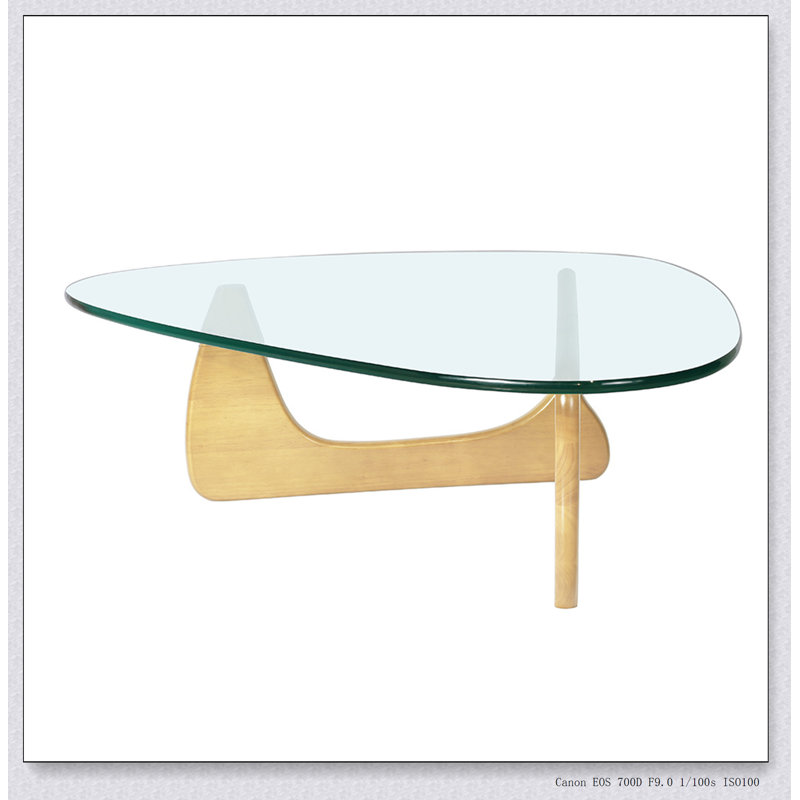 Table basse triangulaire à base de bois pour le salon