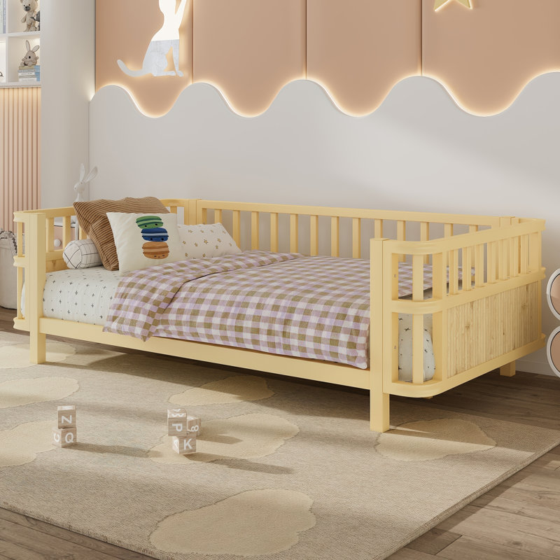 Lits plateforme simples en bois robuste, finition naturelle avec garde-corps
