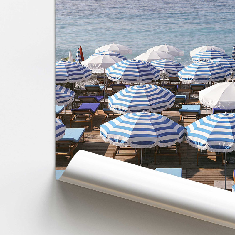 «Blue Umbrellas By The Shore», reproduction d'art, H 36 po x l 24 po, Impression sans cadre