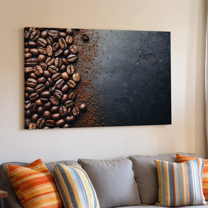Toile de près, vue de haut en bas, café riche torréfié, grains de café éparpillés sur une surface texturée foncée