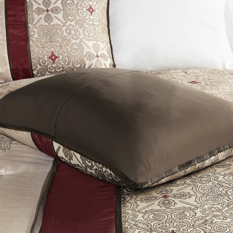 Ensemble de chambre à coucher pour très grand lit 7 pièces - rouge avec broderie et coussins décoratifs
