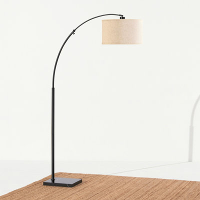 Lampe sur pied à DEL arquée moderne réglable de 76 po avec base en marbre noir et abat-jour tambour en tissu brun clair Logan, ampoule incluse
