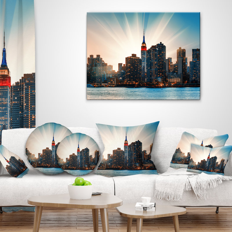 «Manhattan Skyline at Bright Sunset» - coussin décoratif imprimé paysage urbain, 18 po x 18 po, Coussin décoratif